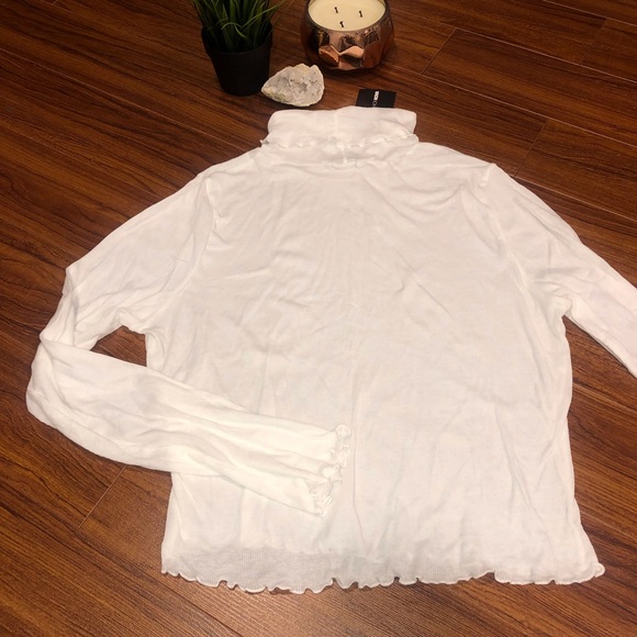 ✨2/$30✨FASHION NOVA LIGHTWEIGHT WHITE TURTLE NECK✨ - Picture 2 of 4